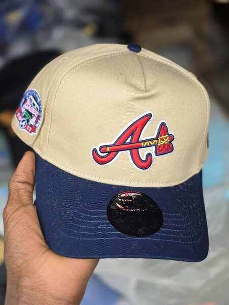 Casquette beige et bleue stylée