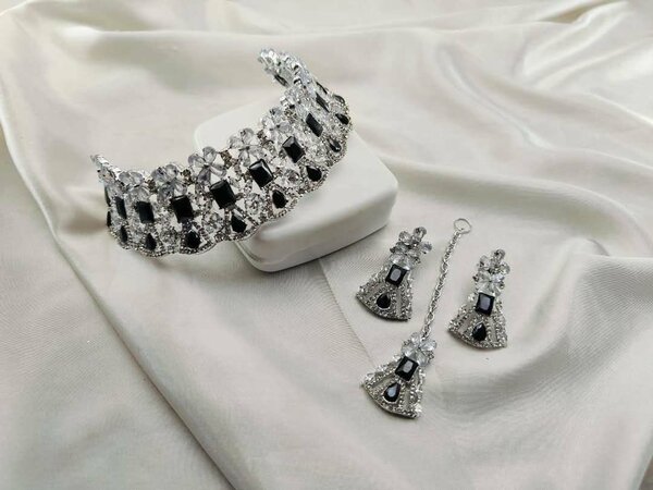 Ladies wedding set necklace and earrings