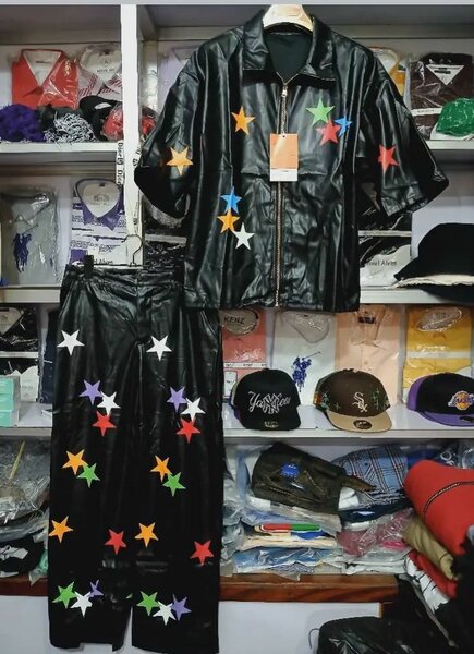 Ensemble en cuir avec étoiles