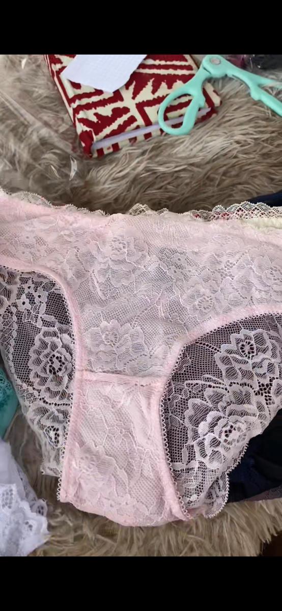 Culottes en dentelle féminine