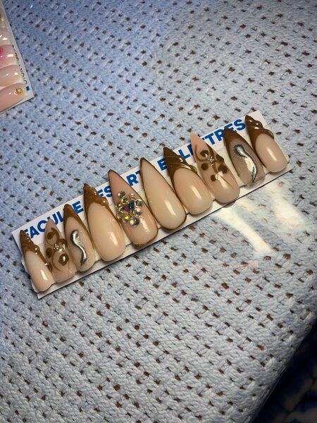 Faux ongles élégants dorés