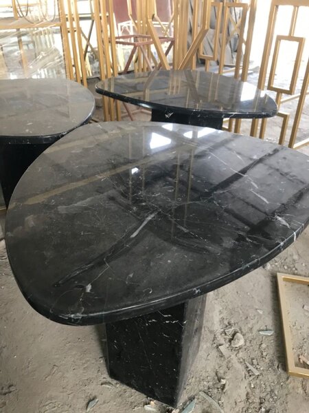 Table en marbre noir moderne