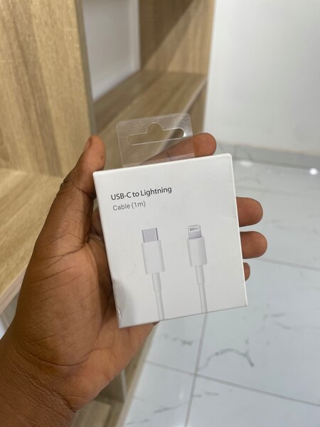 USB-C to lighting cable (1m)