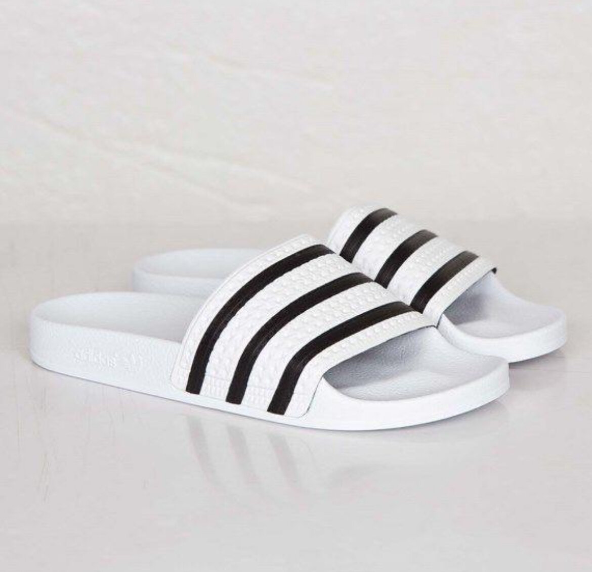 Tongs de sport à rayures