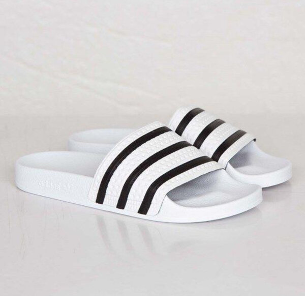 Tongs de sport à rayures