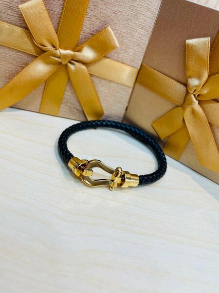 Bracelet en cuir noir élégant