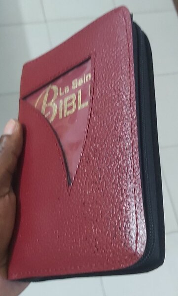 Bible en cuir compact
