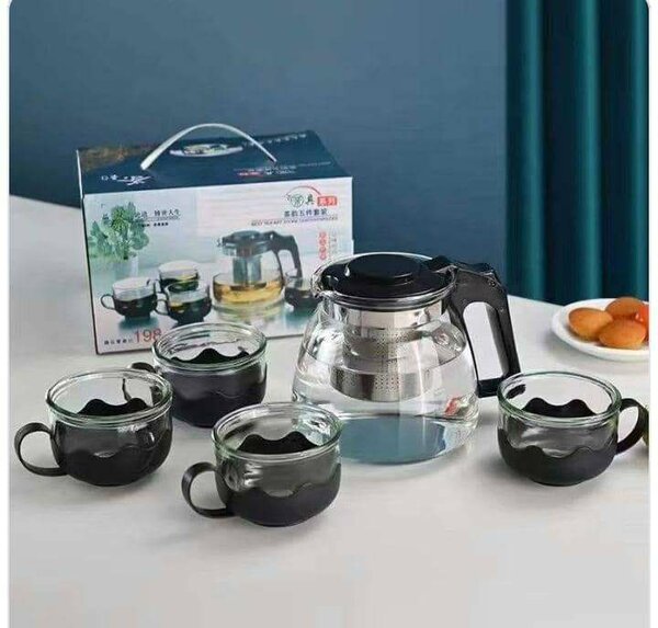 Service à thé en verre avec 4 tasses
