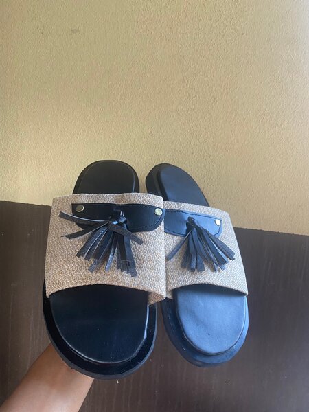 Sandales en cuir avec pompons