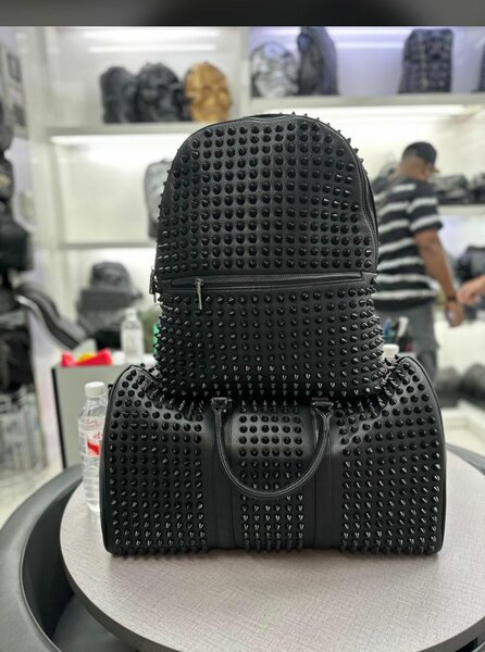 Sac à dos et sac à main cloutés