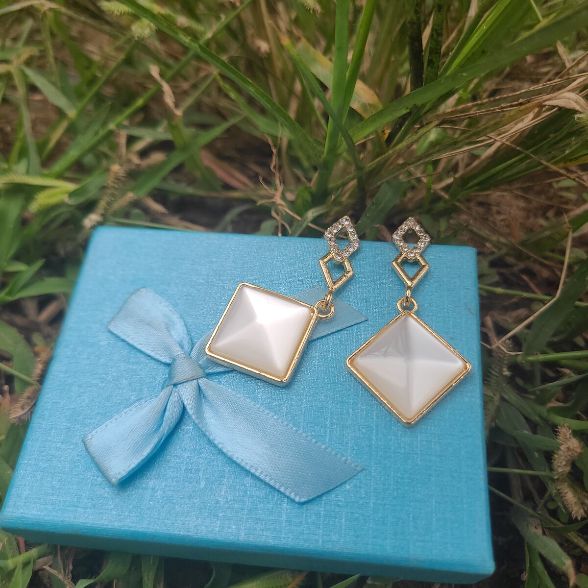 Dangling cream earrings