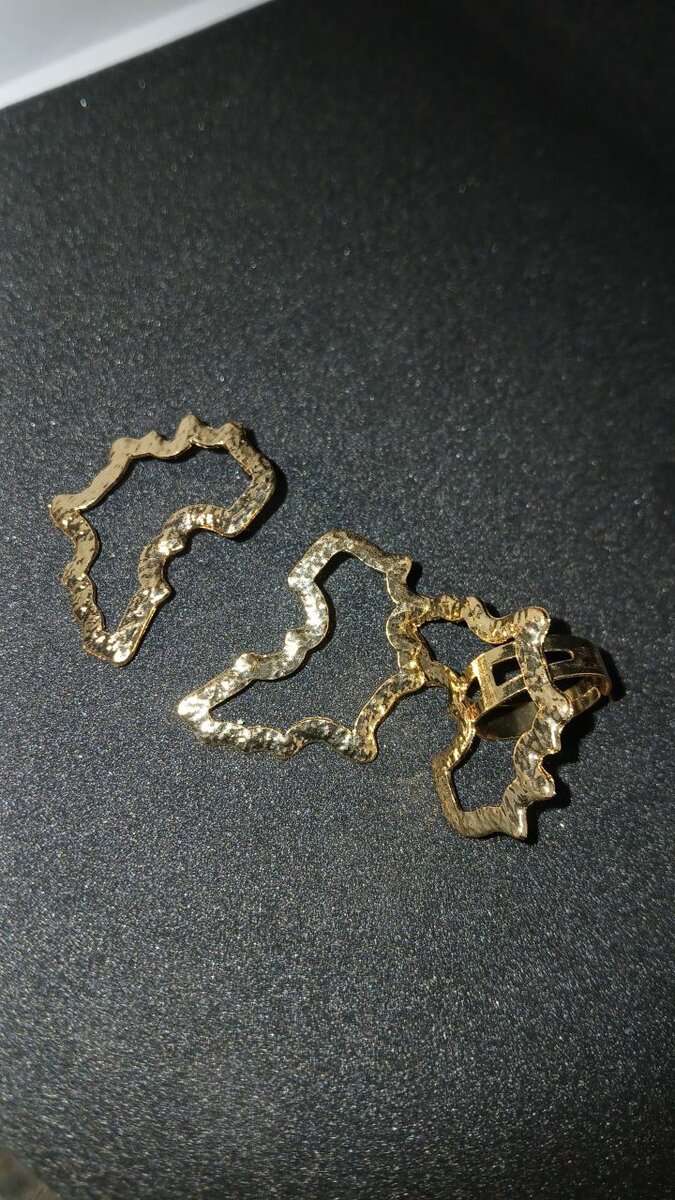 Boucles et bagues dorées