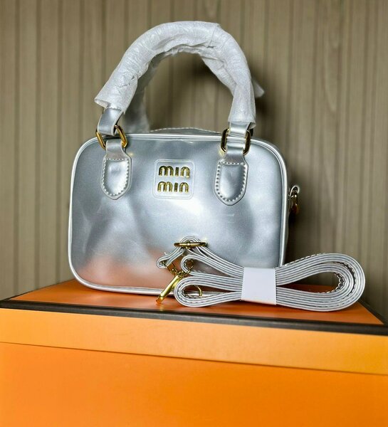 Sac à main argenté chic