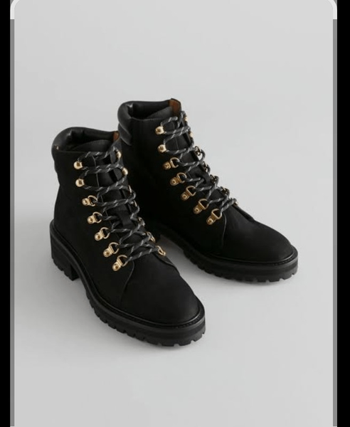 Bottes noires en cuir élégantes