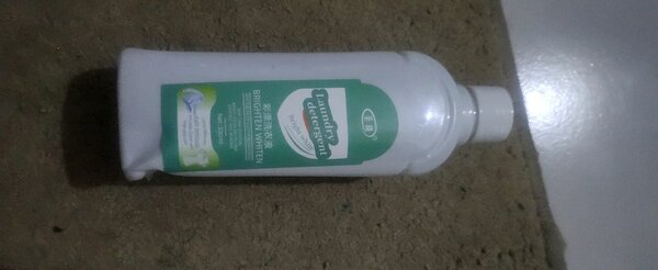 Détergent à lessive blanchissant