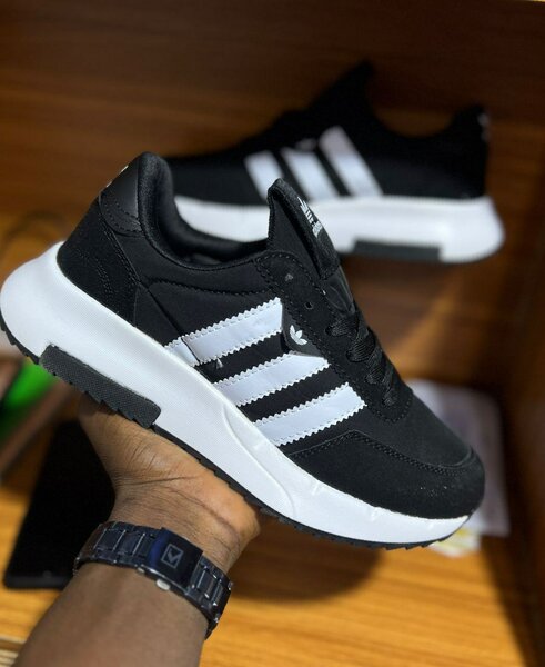 pair adidas authentiques