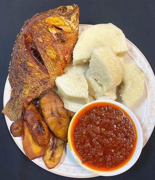 Plat de poisson carpe frit