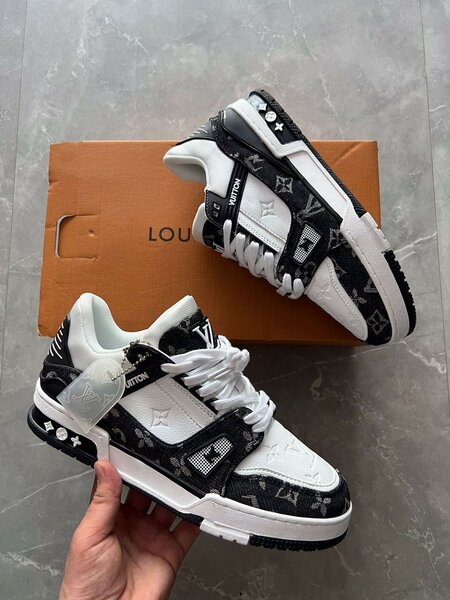 LOUIS VUITTON SNEAKER