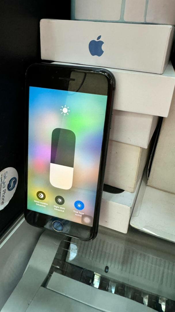 *iphone 8 64giga home et empreinte passent pas : 37.000f