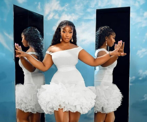 Robe blanche élégante avec volants