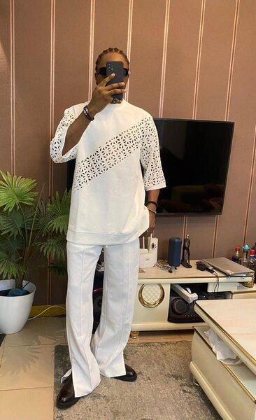 Costume élégant en dentelle