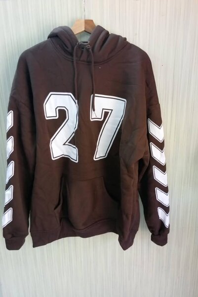 Sweat à Capuche Marron Numéro 27