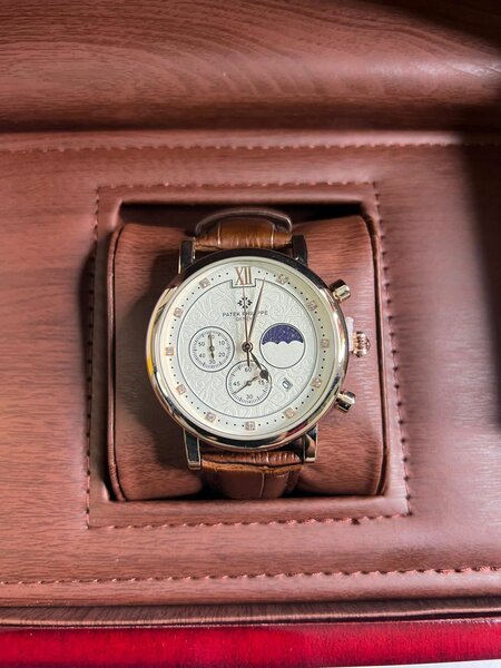 Montre de luxe en cuir classique