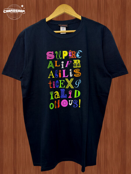 T-shirt noire imprimée colorée