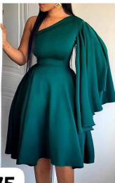 Robe luxuriante avec des manches volumineuses et une épaule ouverte jusqu'au genou, émeraude