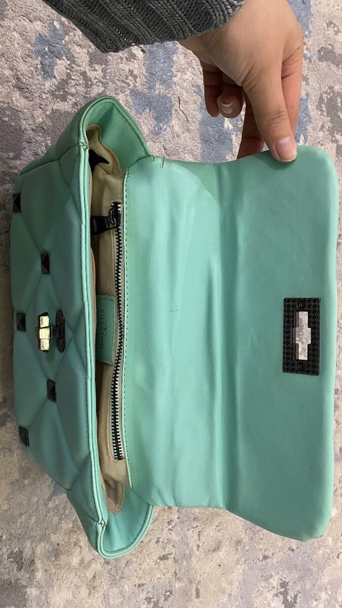 Valentino сумка в светлом оттенке летняя сумочка