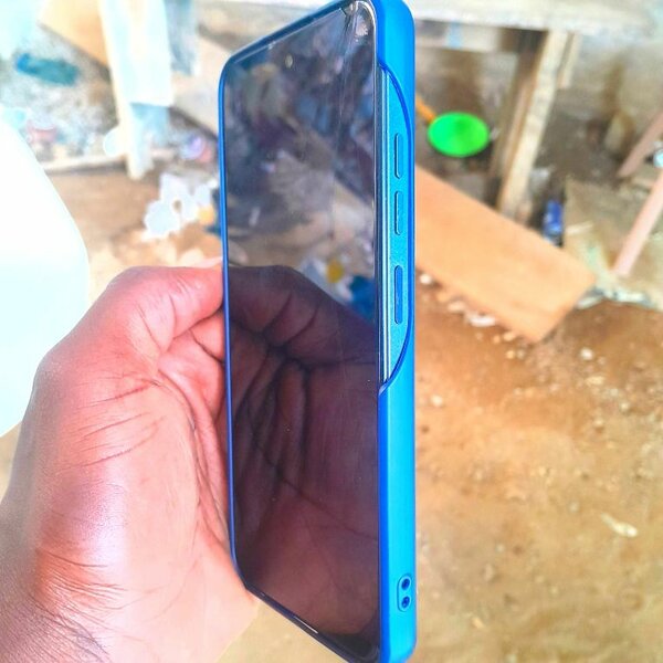 Smartphone bleu avec coque protectrice