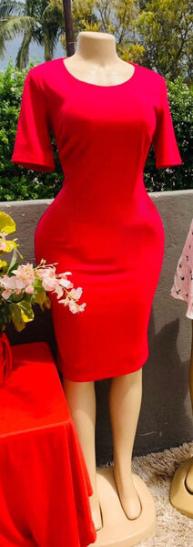 robe rouge vif à manches courtes