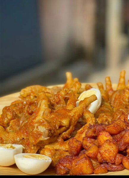 Patte de poulet à oignon sauté