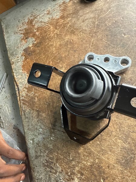 Patte moteur SUZUKI DZIRE CROI