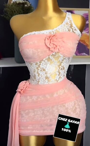 Robe dentelle asymétrique florale