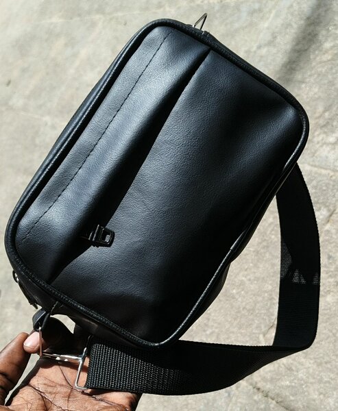 Sac bandoulière en cuir noir