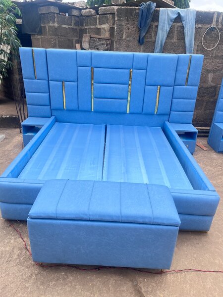 Queen with side and ottoman