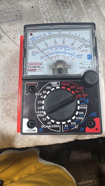 Multimètre analogique polyvalent