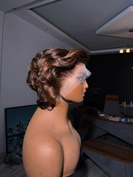 Perruque en dentelle avec style