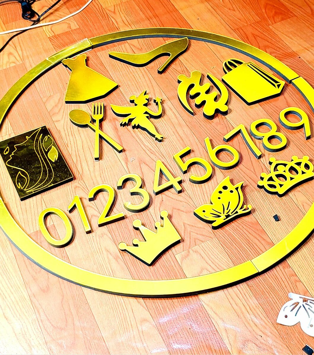 Lettre et cercle acrylique