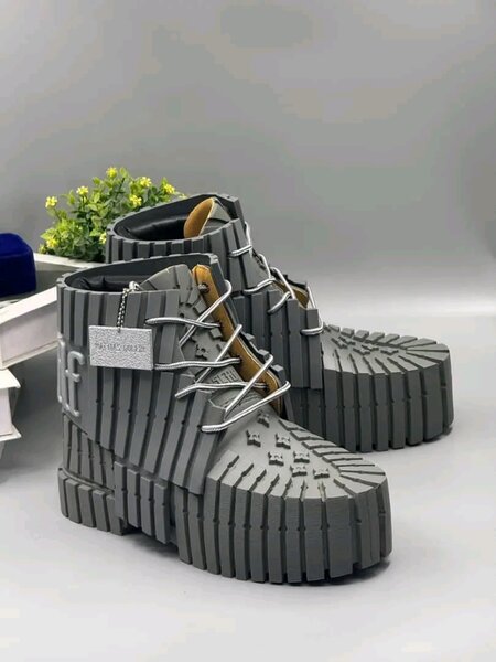 Bottes Grises Design Unique