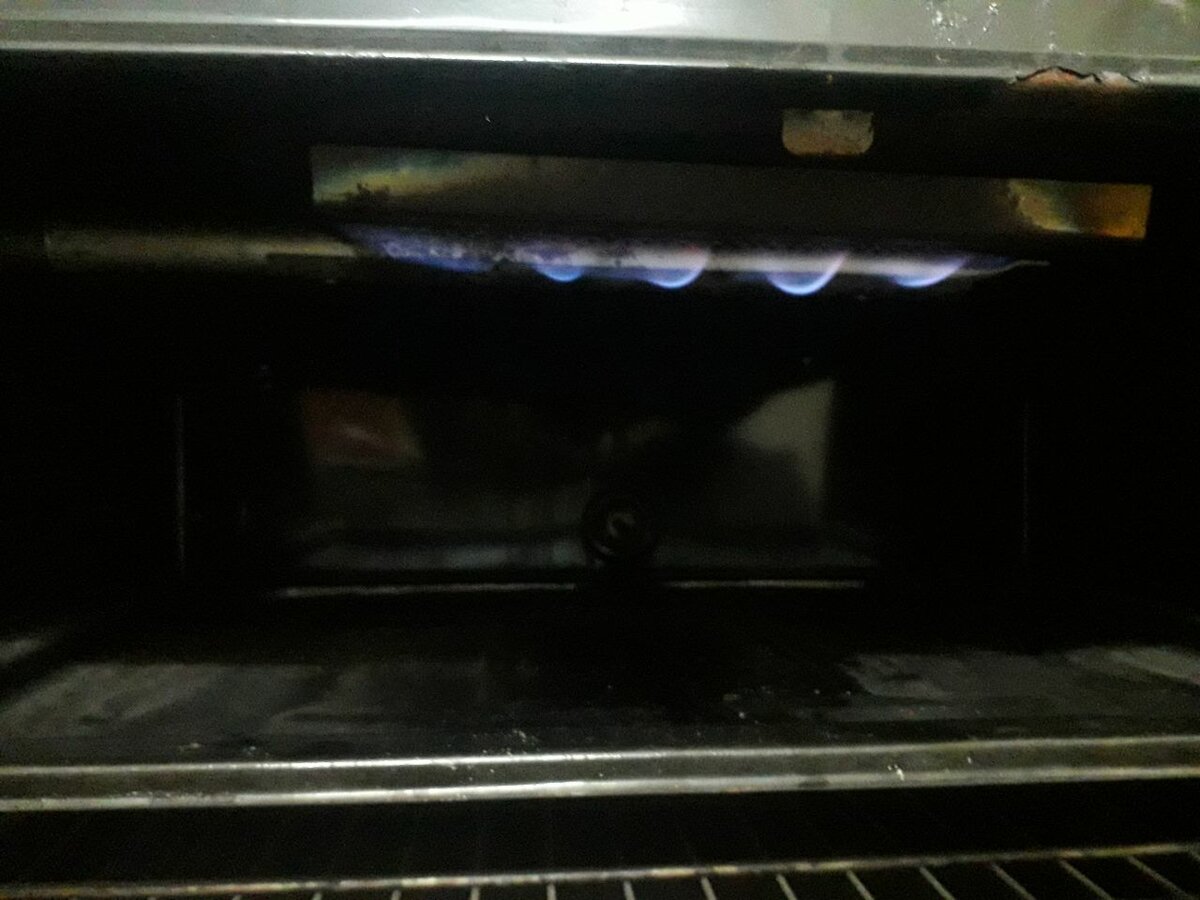 Cooking range with oven