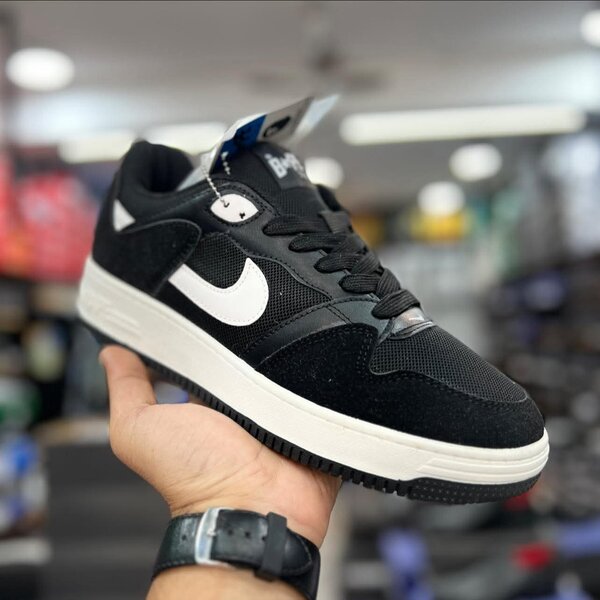 Baskets noires et blanches tendance