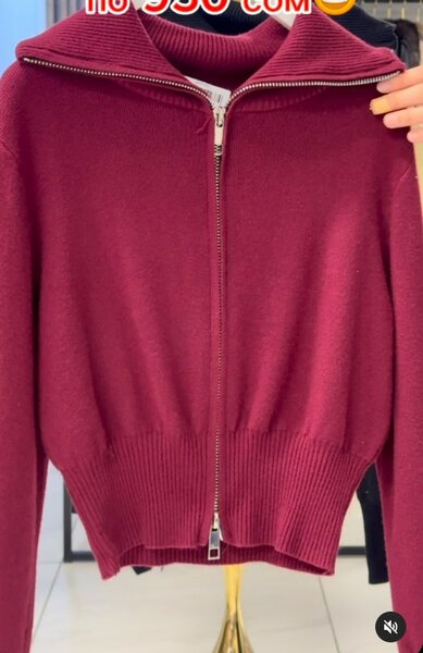 Кофта на молнии малинового цвета