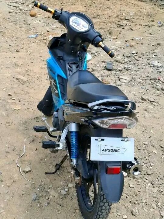 Moto Apsonic bleue performante