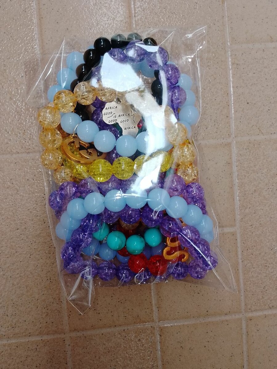 Lot de bracelets en perles colorées