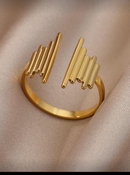 Bague dorée sculptée