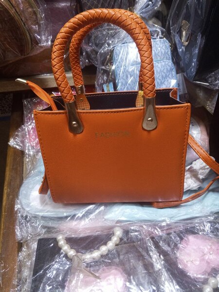 Sac à main en cuir tressé