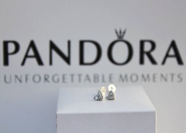 Нежные серьги от Pandora