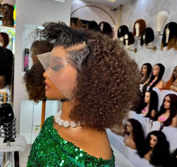 Perruque en dentelle bouclée